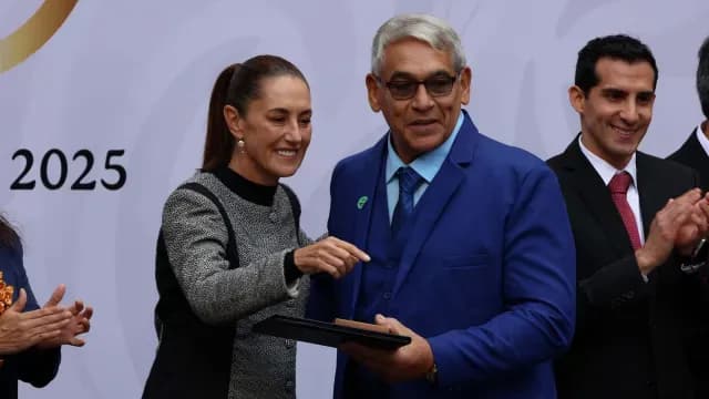 Entrenador Alejandro Laberdesque Vázquez recibe galardón en Palacio Nacional. Foto: N+