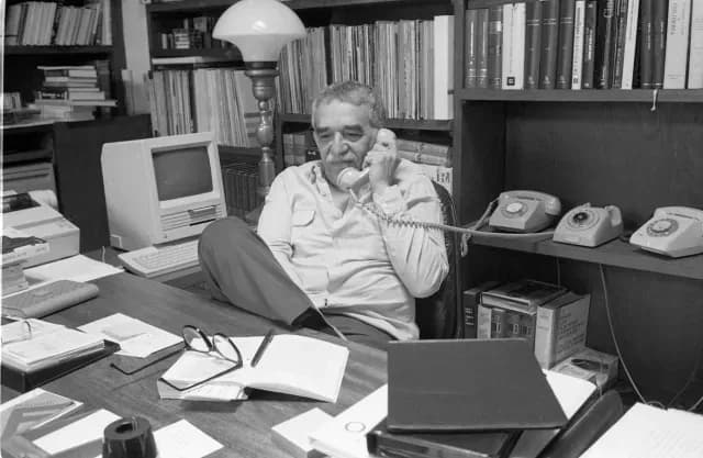 Gabriel García Márquez en su estudio