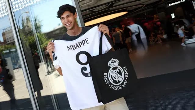 Los aficionados lucieron contentos con su nueva playera. Foto AFP