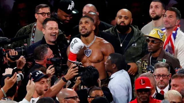 Anthony Joshua celebra su victoria ante Jake Paul. Foto: Reuters