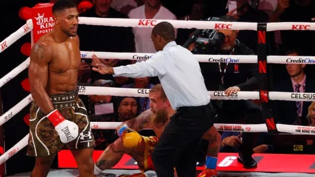 Jake yace en la lona, mientras el tercero sobre la superficie manda a Joshua a su esquina. Foto: Reuters
