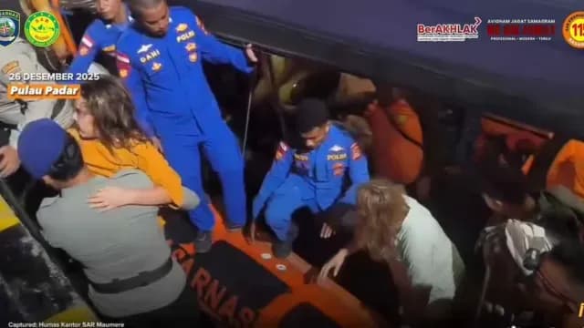 Rescate de madre e hija del entrenador. Foto: Badan Nasional Pencarian