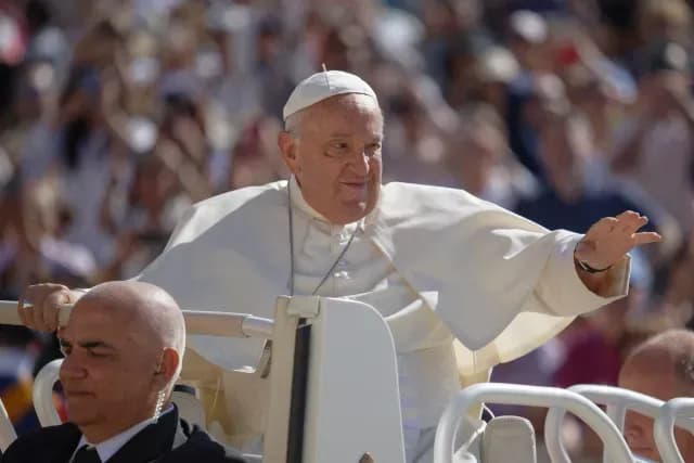 Papa Francisco durante un recorrido en Roma
