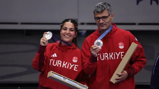 Dikec ganó la medalla de plata junto a Sevval Ilayda Tarhan. Foto AFP