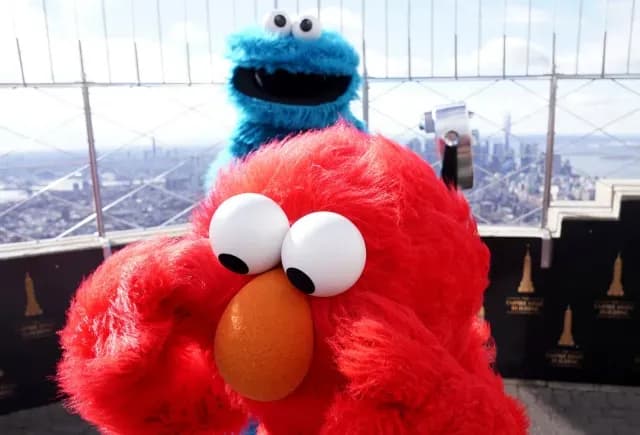 Elmo y el Monstruo Comegalletas en el Empire State