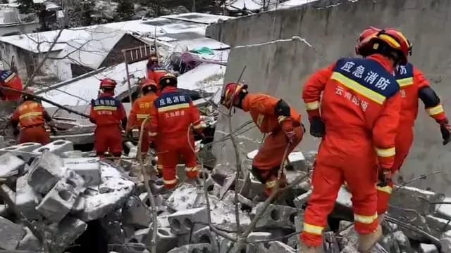 Cuerpos de rescate buscan a personas atrapadas