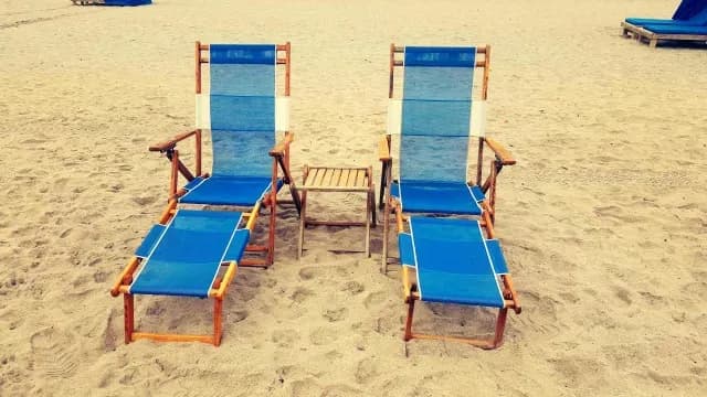 Camastros en una playa
