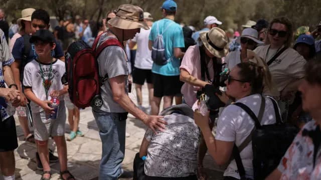 Visitantes de Atenas se resguardan de las fuertes temperaturas