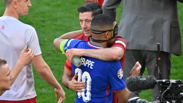 Los goleadores Mbappé y Lewandowski pudieron hacerse presentes en el marcador. Foto AFP