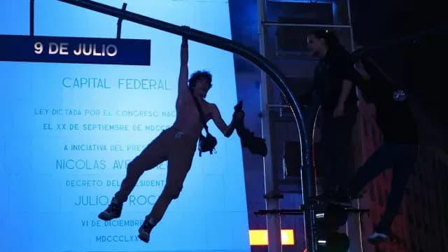 Colgado de un poste un aficionado celebra el triunfo