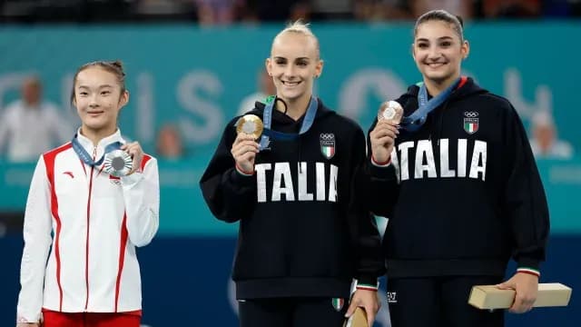 Zhou Yaqin, Alice D'Amato y Manila Espósito, triunfadora en barra de equilibrio en París 2024. Foto: EFE