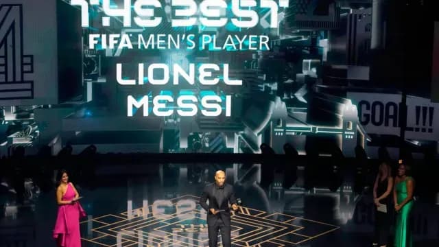 Thierry Henry recibió el premio The Best en representación de Messi, quien se ausentó de la gala. Foto: AP