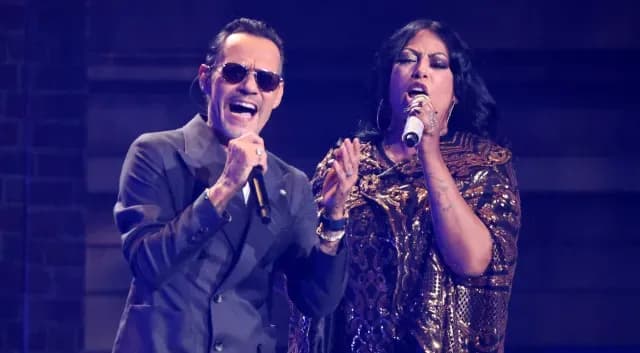 Marc Anthony y La India cantando en la edición 25 de los Grammy