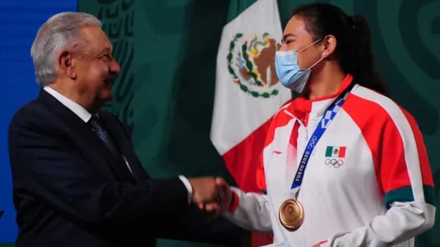 Alejandra Valencia recibe reconocimiento de AMLO por participación en Juegos Olímpicos de Tokio 2020