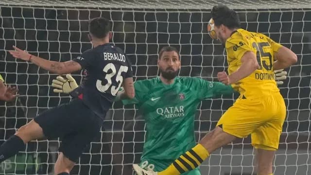 Mats Hummels remató de cabeza para dar el triunfo al Dortmund. Foto: AP