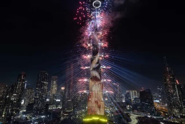 El Burj Khalifa se prendió con fuegos artificiales