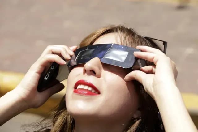 Mujer mira correctamente el eclipse en el planetario Erro de CDMX