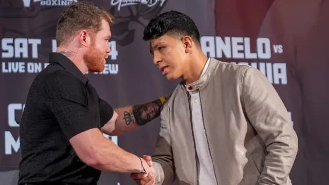 Saúl 'Canelo' Álvarez y Jaime Munguía se saludan de forma cortés, durante una rueda de prensa. Foto: AP