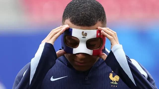 Así salió Kylian Mbappé al entrenamiento de Francia de este jueves. Foto AFP