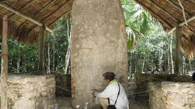 Trabajo de conservación de una de las estelas en Cobá