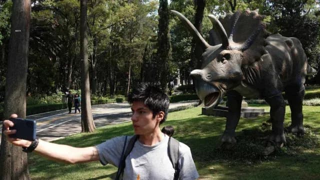 Esculturas de dinosaurios en Los Pinos. Foto: Cuartoscuro