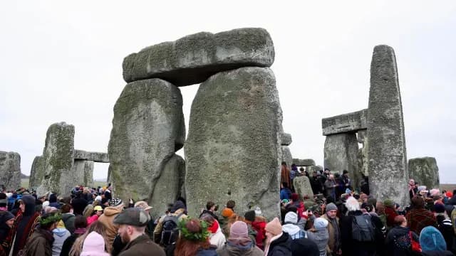 Decenas de personas llegan a Stonehenge para celebrar el solsticio de invierno. Foto: Reuters
