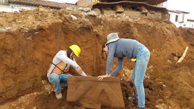 Hallan Enorme Chac Mool en Construcción de Pátzcuaro, Michoacán