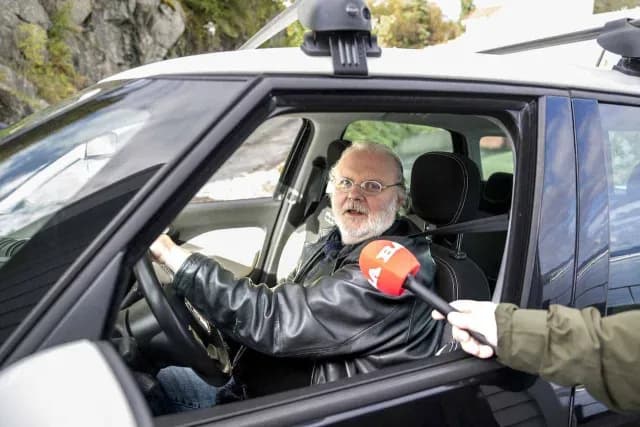 Jon Fosse en su coche tras enterarse del Premio Nobel de Literatura 2023