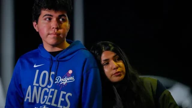 Aficionados de todas las edades recuerdan a Valenzuela en Los Ángeles