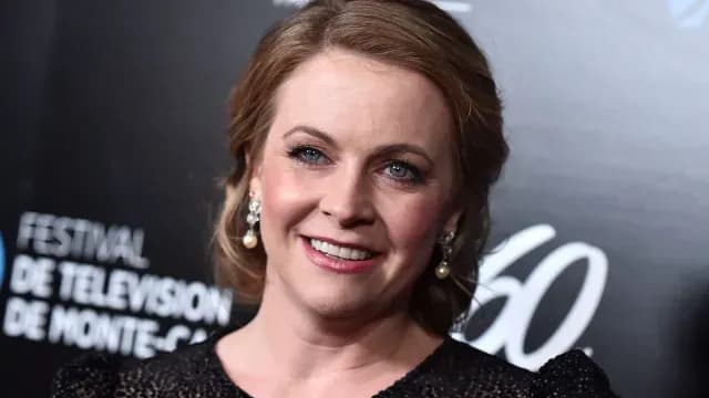 Melissa Joan Hart en una alfombra roja