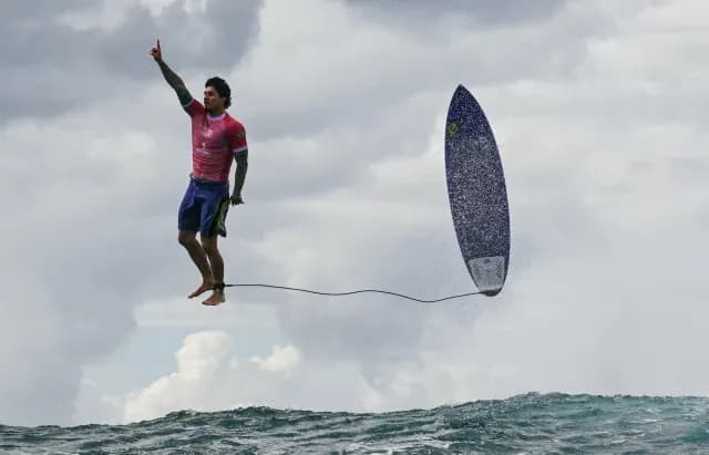 Gabriel Medina, surfista brasileño, levita con su tabla