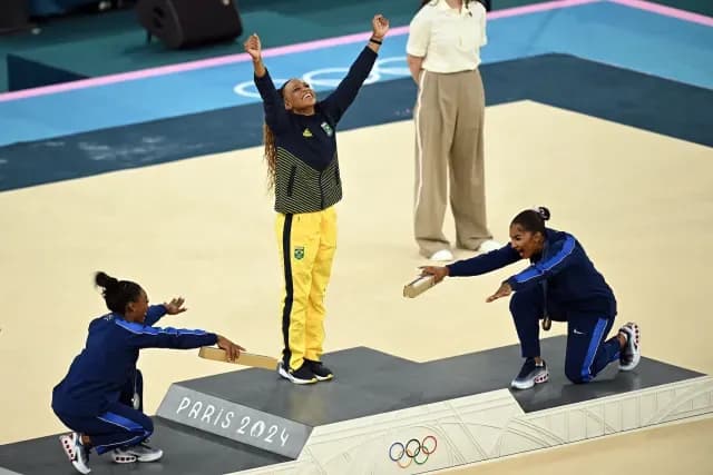 Gimnastas de inclinan ante Rebeca Andrade