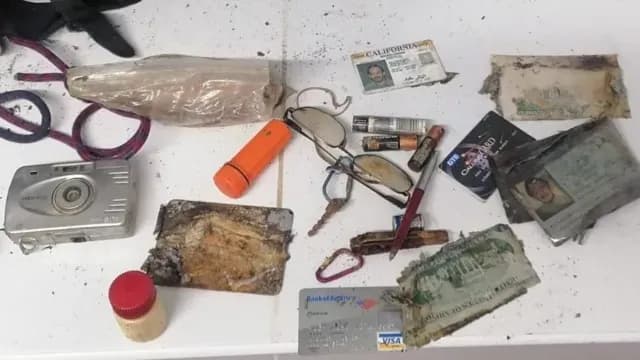 Pertenencias e identificación de alpinista momificado en montaña de Perú.