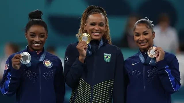 Simone Biles, Rebeca Andrade y Jordan Chiles en final de piso en París 2024