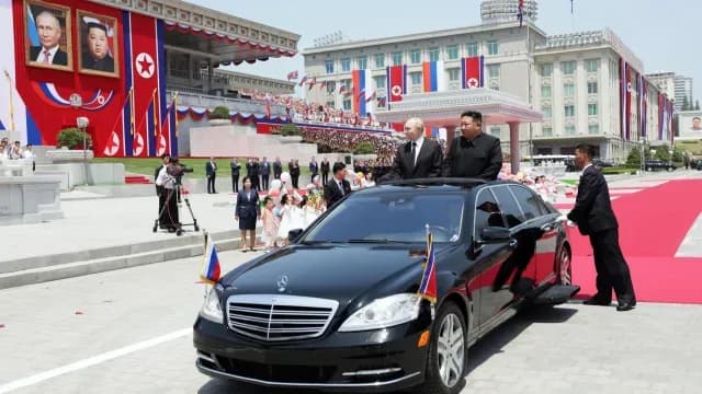 Vladimir Putin y Kim Jong-un arriban a la ceremonia oficial de bienvenida. Junio 19, 2024. Foto: EFE