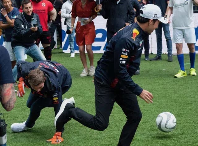 Checo Pérez fintó a Verstappen durante una cascarita