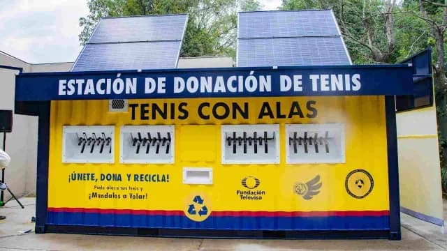 Estación de donación de tenis con alas