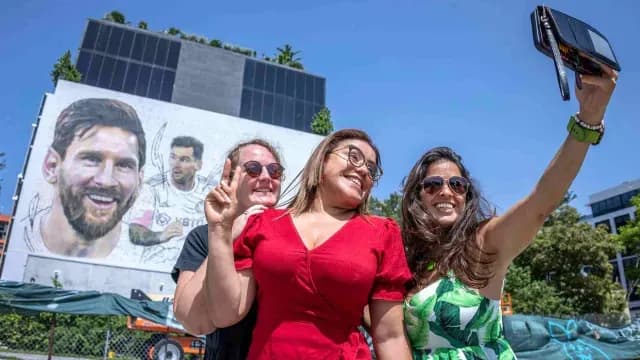 Turistas que visiitan el barrio de Wynwood aprovechan para tomarse selfies delamte del mural dedicado a Messi. Foto:EFE