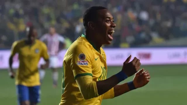 Robinho celebra después de anotar contra Paraguay en la Copa América 2015.