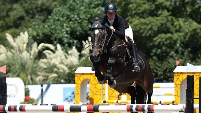 Emily Cinnamon en una competición con su yegua