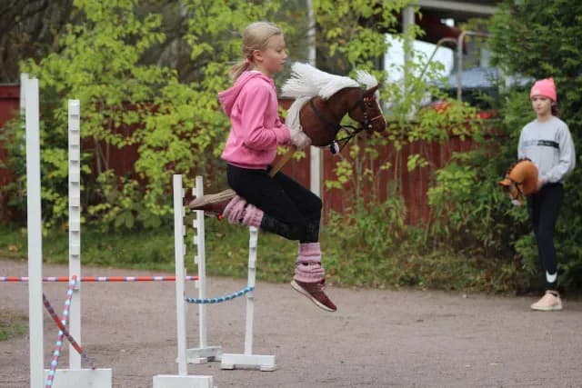 Niña practica ‘equitación vegana’ en Finlandia