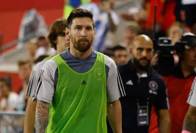 Yassine Chueko detrás de Lionel Messi