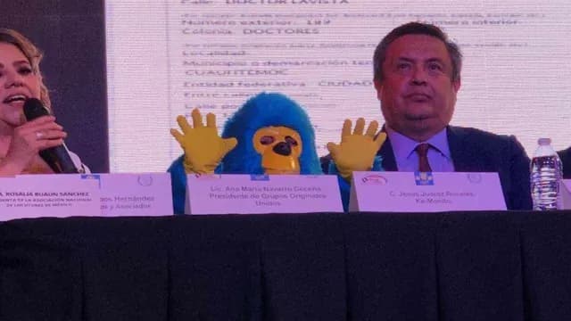 Kemonito extiende las palmas en conferencia de prensa