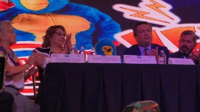Kemonito y sus abogados durante la conferencia de prensa