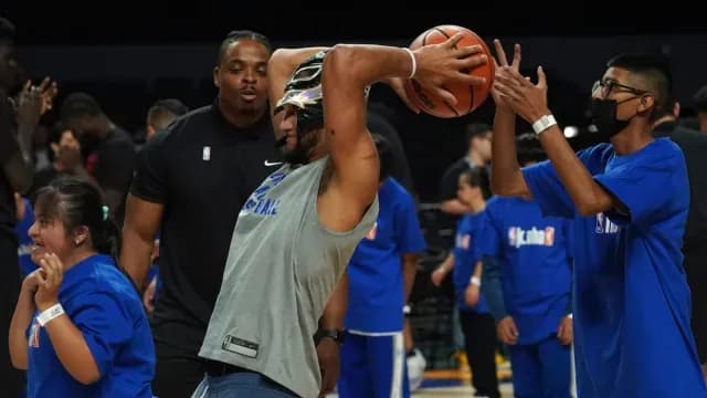 A Jalen Suggs le gustó mucho la máscara de Rey Mysterio. Foto: AP