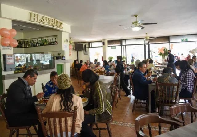 Personas festejando en un restaurante de la CDMX