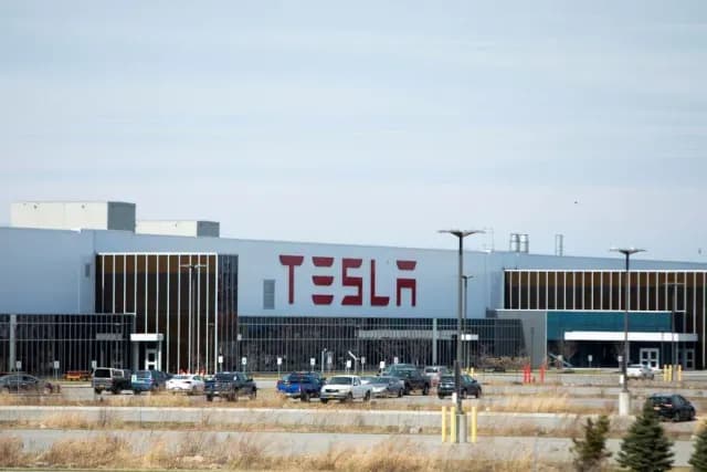 Edificio de la Gigafábrica 2 de Tesla que fabrica paneles solares en Búfalo, Nueva York