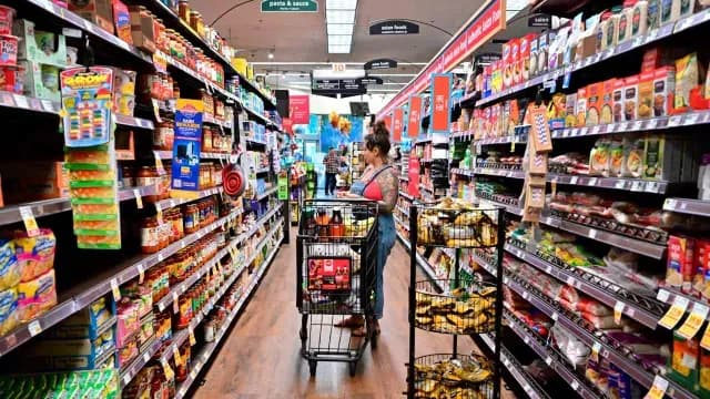 Una clienta en un supermercado de California, en octubre de 2022. Foto: AFP | Archivo