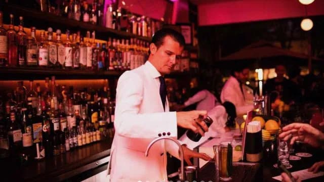 Bartender de la Licorería Limantour, en la colonia Roma de CDMX