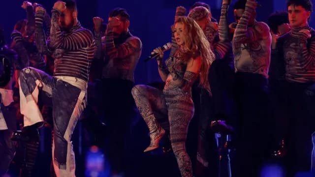 La colombiana Shakira junto Bizarrap interpretando 'Music Sessions, Vol. 53'. Foto: EFE